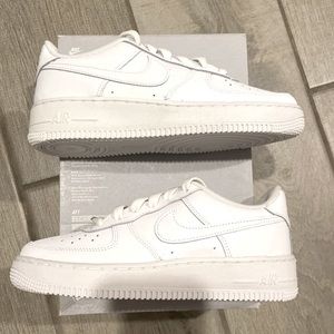 Triple white youth size 6y which is a women’s 7.5 to 8. Brand new in box